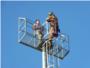 Un contrato de trabajo falso induce a un rumano a encaramarse a una torre de 25 metros en Alzira