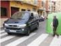 Un contenedor de vidrio en un paso de peatones de Alzira pone en peligro a peatones y vehículos