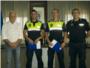 Dos policías de Almussafes reciben la felicitación por su servicio en la extinción de un incendio