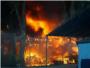 Arden tres caravanas en un camping del Mareny de Barraquetes