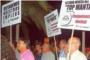 Un centenar de vecinos protestan contra el 'top manta' en Cullera