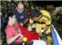 El portero Espaa regala una camiseta firmada a un nio con movilidad reducida en el COTIF de lAlcdia