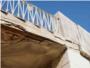La escalera de acceso al ro Jcar por el puente de hierro de Alzira presenta un estado lamentable