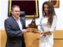El Alcalde de Algemesí recibe a Zaira Bas, Miss España Tierra, antes de viajar a Filipinas