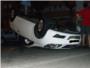 Espectacular accidente en Alzira al volcar un coche en plena calle