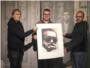 Antoni Miró dóna una litografia de Joan Fuster a l'espai on s'alberga l'obra de l'escriptor de Sueca