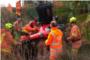 El bombers rescaten a una dona atrapada en el seu vehicle desprs de caure per un barranc d'Alginet