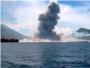 Erupción volcánica y onda expansiva captada desde un barco