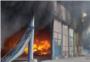 Huit dotacions amb 19 bombers actuen contra un incendi en la planta de reciclatge de Guadassuar