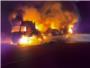 Les flames destrueixen totalment un camió frigorífic al seu pas pel terme de l'Alcúdia