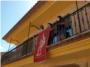 Los vecinos de Tous engalanan sus balcones con tapices de su patrón San Miguel