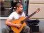 Músicos y artistas callejeros | Impresionante guitarrista callejero en Polonia