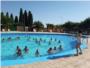 Un centenar d'escolars d'Almussafes gaudixen d'una jornada lúdica en la piscina municipal