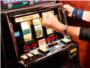 Un home perd 2.000 euros en un bar d'Alzira i l'emprèn a colps amb la màquina