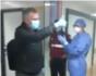 Un metge d'Urgències de l'Hospital de la Ribera rep l'alta després de huit dies ingressat pel COVID-19