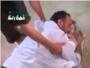 Un padre se abraza a su hija muerta como consecuencia de una bomba